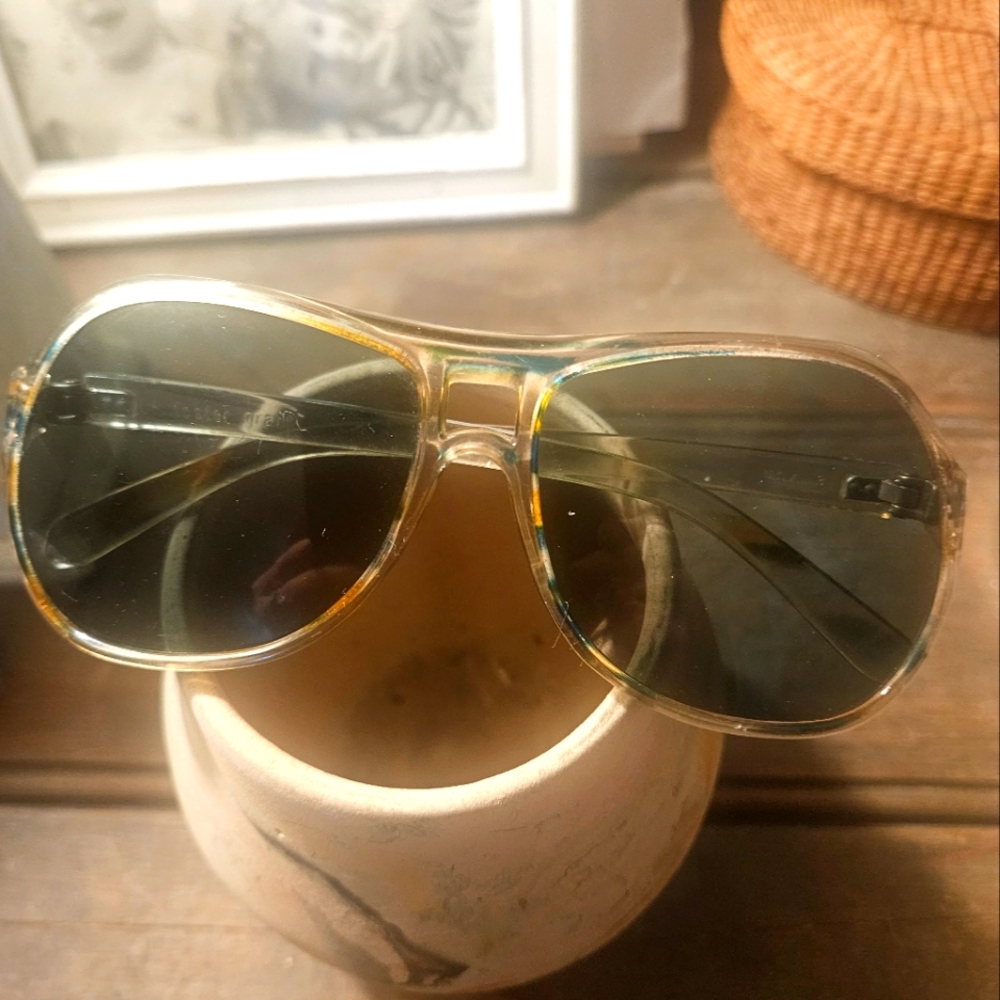 VTG.70s FOSTER GRANT SUNGLASSES.SO COOL!EUC.EARPIECE NEEDS SOME TIGHTENING.BIG!